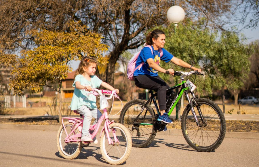 Con una colorida bicicleteada familiar, Jesús María cerró “Recreo de Invierno en Mi Ciudad”