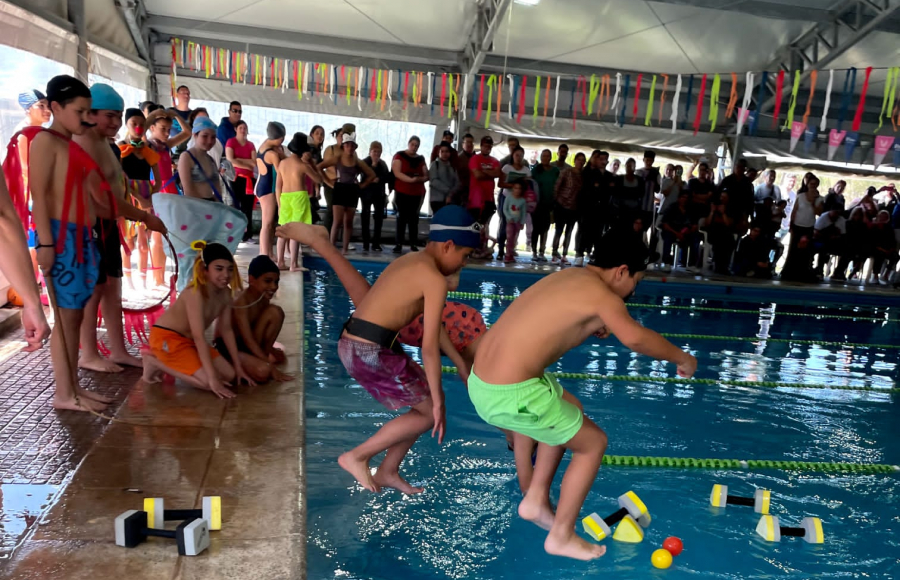 Estudiantes de la escuela Giachino compartieron una muestra de natación en el Poli