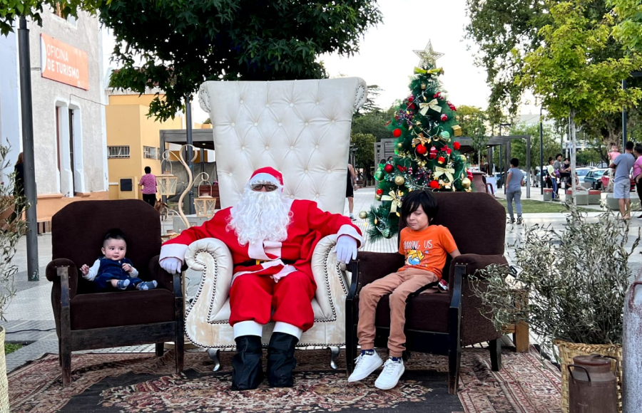 Papá Noel pasó por Jesús María y regaló cientos de sonrisas