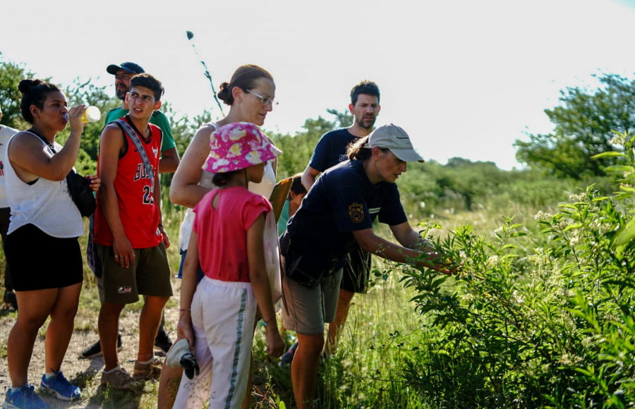 Jesús María: grandes y chicos se sumaron a la caminata de recolección de semillas nativas en el Parque del Oeste