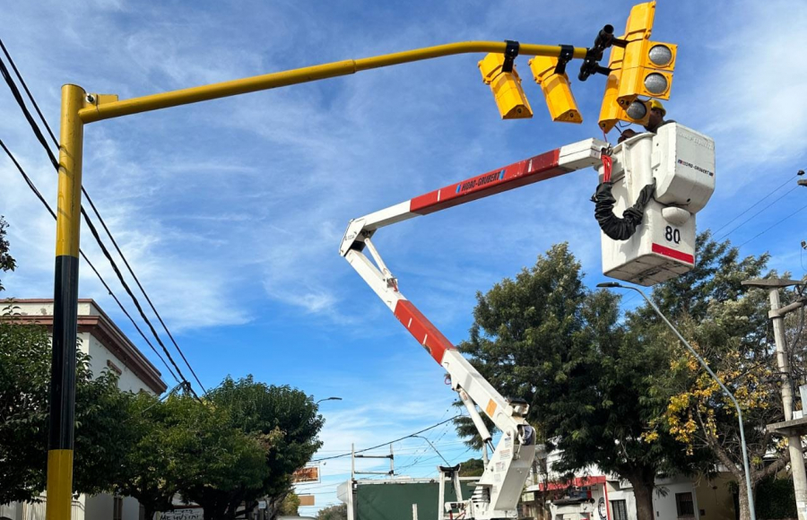 Jesús María: la Muni instaló un semáforo en la intersección de Bv. Agüero y Paseo del Huerto