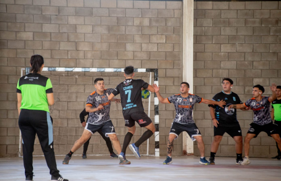 Jesús María: jóvenes y adultos compartieron el primer encuentro de handball en el Centro de Eventos y Deportes