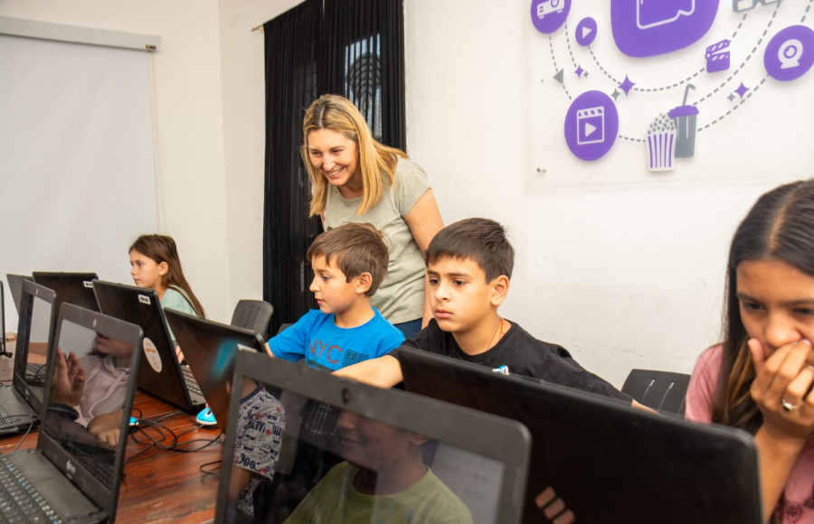 Más niñas y niños se formaron como "Pequeños Programadores"