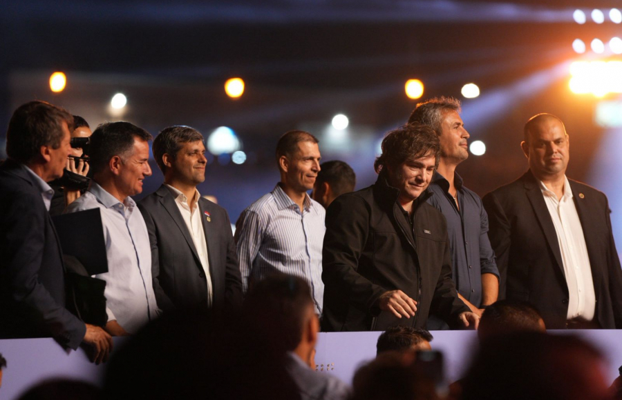 Milei en Jesús María: el intendente Federico Zárate y el presidente del Festival Nacional de Doma y Folklore, Juan López, recibieron al presidente de la Nación