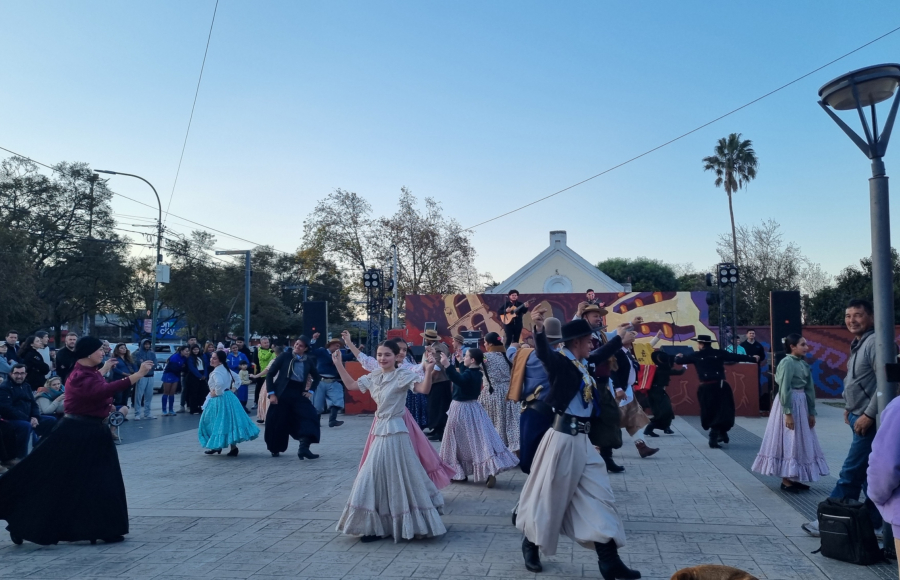 Folclore, música y tradiciones en la Explanada del Ferrocarril