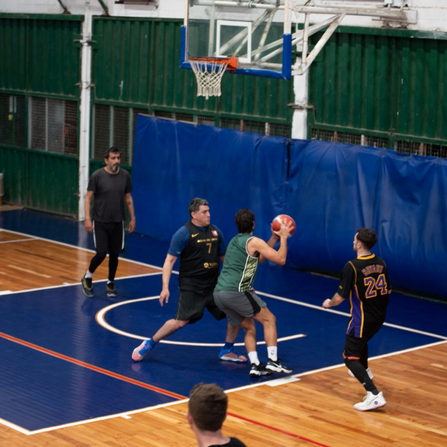 Torneo Comercial de básquet en el Poli 17 de Octubre
