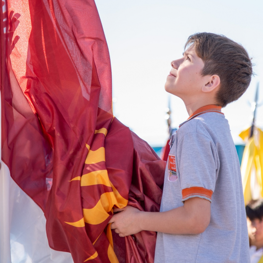 Jesús María hizo historia: La bandera oficial de la ciudad flameó por primera vez en un emotivo acto cívico