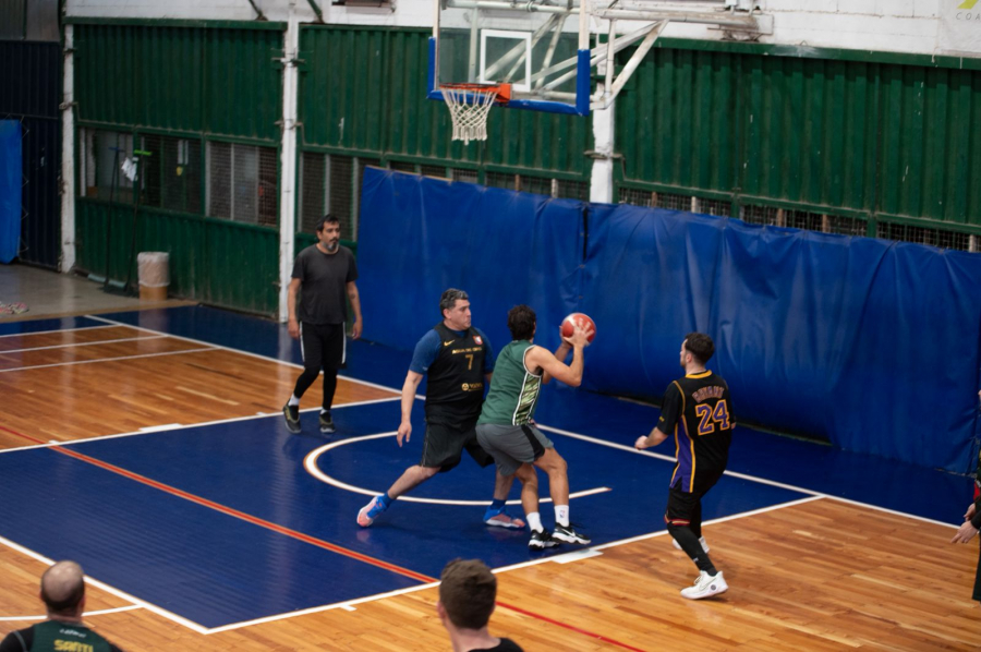 Torneo Comercial de básquet en el Poli 17 de Octubre
