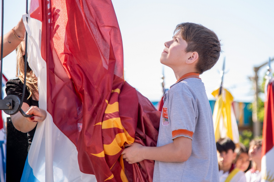 Jesús María hizo historia: La bandera oficial de la ciudad flameó por primera vez en un emotivo acto cívico
