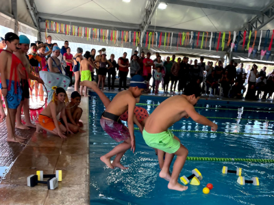Estudiantes de la escuela Giachino compartieron una muestra de natación en el Poli