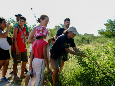 Jesús María: grandes y chicos se sumaron a la caminata de recolección de semillas nativas en el Parque del Oeste