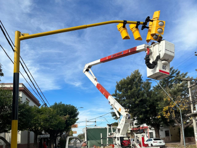 Jesús María: la Muni instaló un semáforo en la intersección de Bv. Agüero y Paseo del Huerto