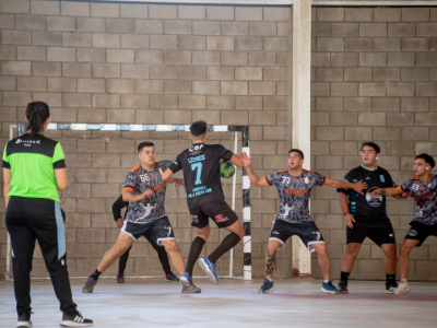 Jesús María: jóvenes y adultos compartieron el primer encuentro de handball en el Centro de Eventos y Deportes