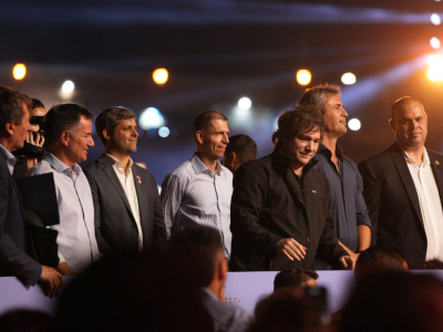 Milei en Jesús María: el intendente Federico Zárate y el presidente del Festival Nacional de Doma y Folklore, Juan López, recibieron al presidente de la Nación