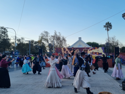 Folclore, música y tradiciones en la Explanada del Ferrocarril